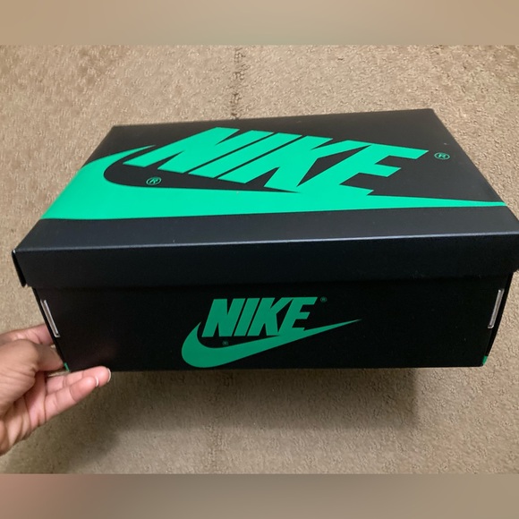 Jordan 1 Retro High OG - Lucky Green - Picture 4 of 9